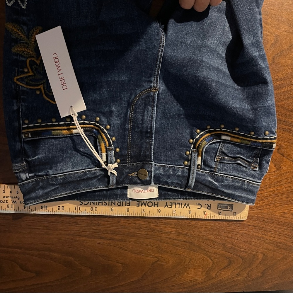 Driftwood Embroidered Kelly denim Jeans Size 26
Length 32.5 - Picture 7 of 9